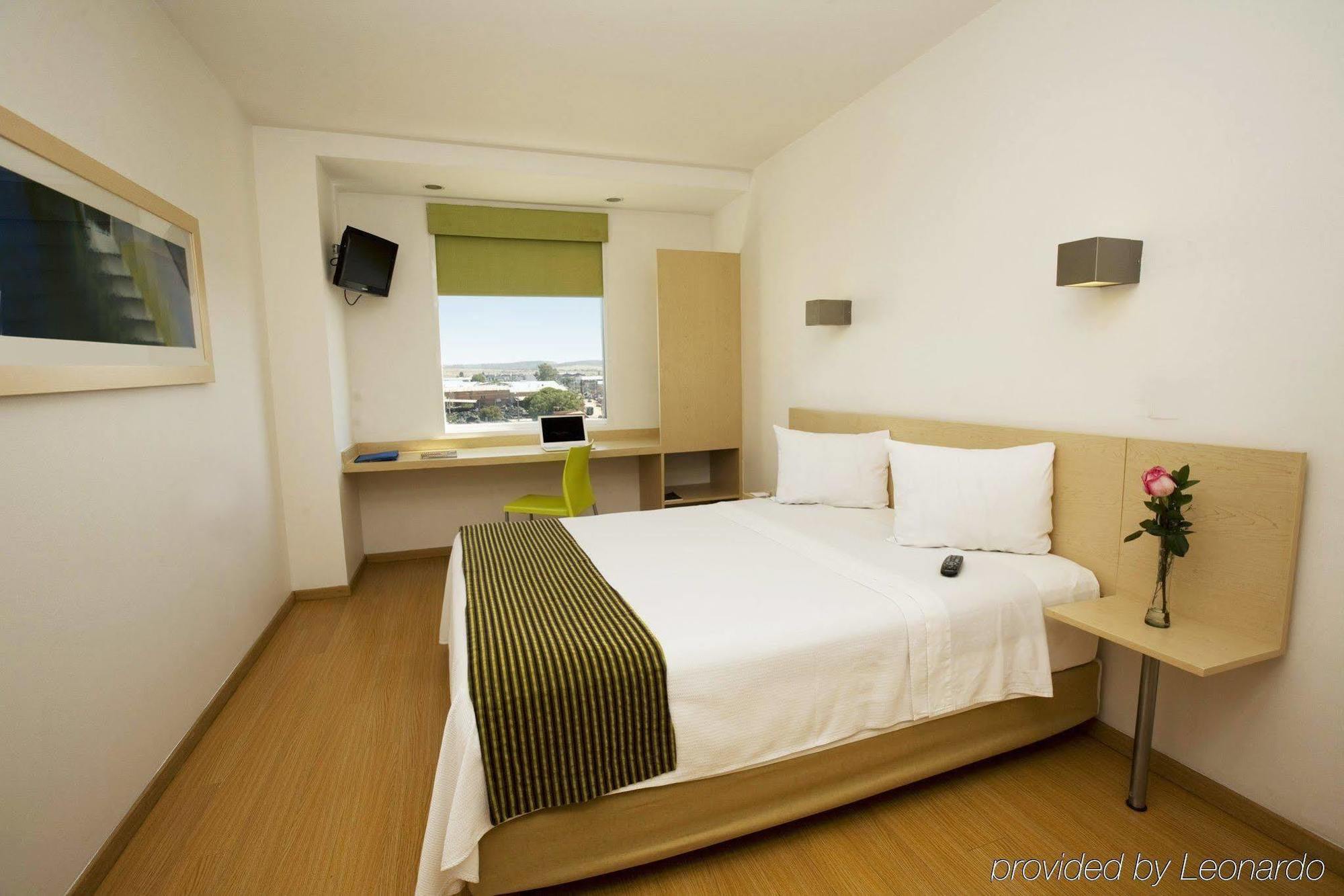 One Aguascalientes Sur Hotel Room photo